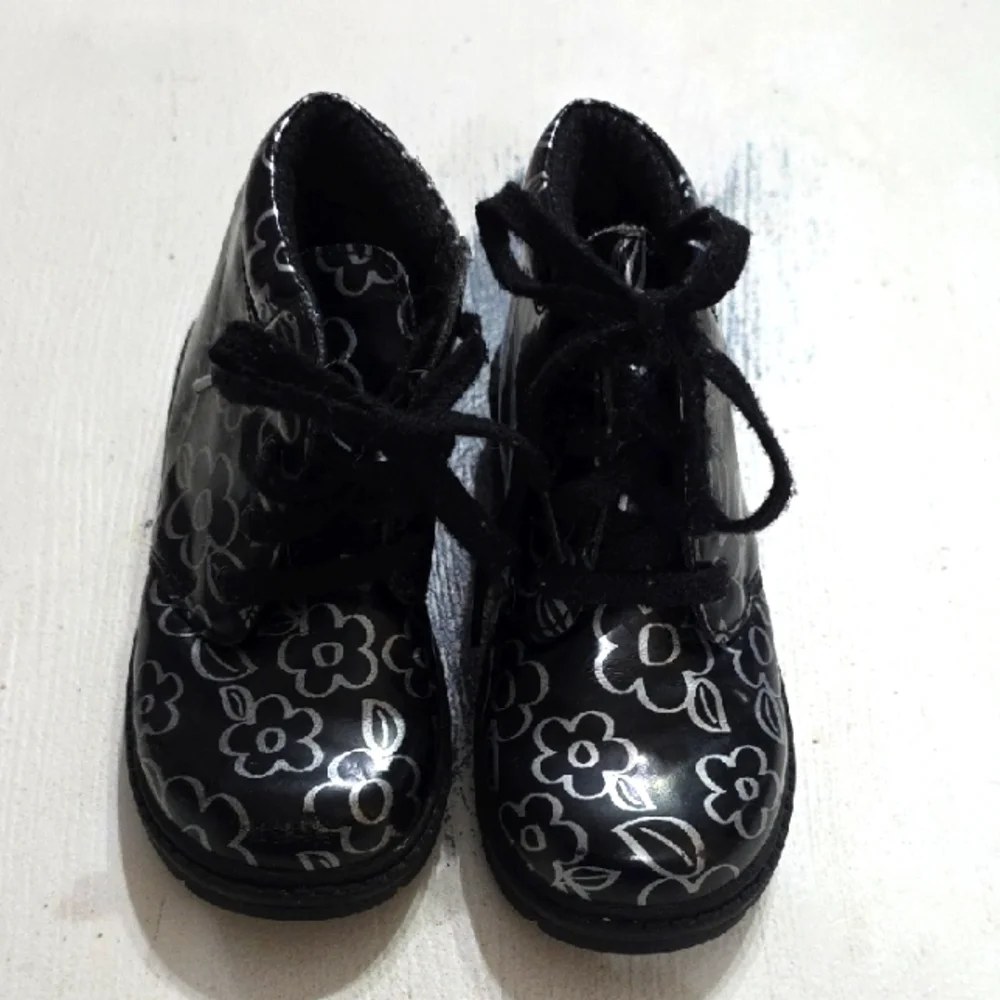Stride Rite Girl's Chuckka Annkle Boor Laces Black/Silver Floral Boots Sz 9 GUC